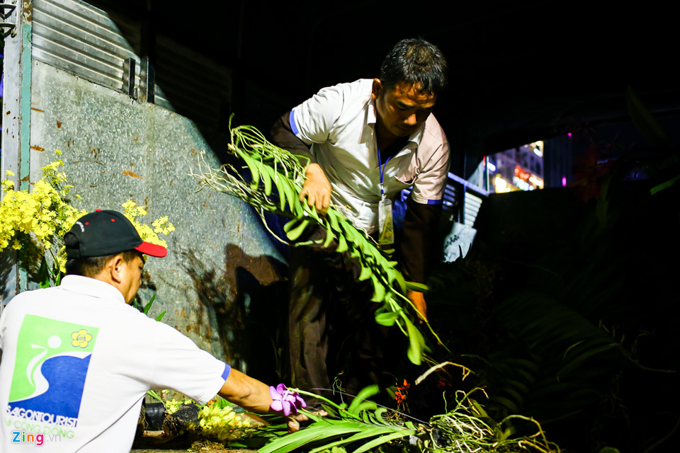 Nhiều người chờ đến khuya để xin hoa đêm bế mạc đường hoa Nguyễn Huệ